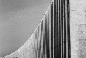 В простонародье "лежачий небоскреб".
Был внутри, в основном коридоре две машины могут разъехаться.