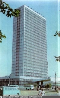 Тут его только строят. Это здание на развилке Волоколамского и Ленинградского шоссе. Одно из первых зданий, из которого сделали "телевизор" :)
фото "было/стало"