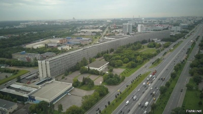 В простонародье "лежачий небоскреб".
Был внутри, в основном коридоре две машины могут разъехаться.