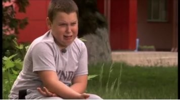 Это его брат, тоже любитель только в компуктер играть:))