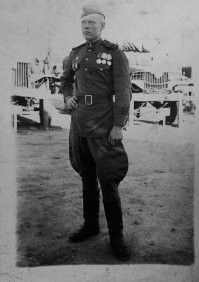 Дед свою не успел закопать при отступлении и дали отпор одной "Катюшей"  и наши успели вернуться и отбили село обратно. Получил медаль.