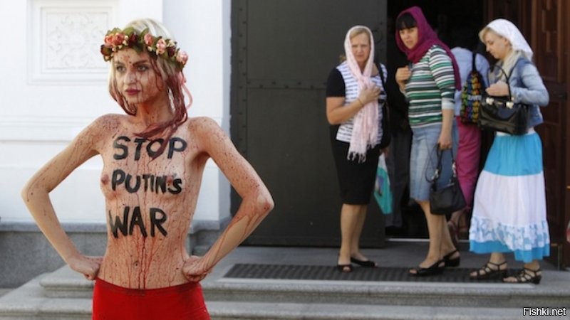 потому что если написать на себе флюгугенхаймен, то мировые сми это осветят гораздо скромнее, а цель всех акций - широкое информирование публики
Фемен, к слову, тоже для тех же целей используют английский