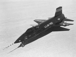 Невесомость то фигня. Её можно имитировать на любом самолёте. Дело в высоте.
X-15 умел на 85 километров выпрыгивать, но это был секретный военный гиперзвуковой прототип, а не туристический самолёт.