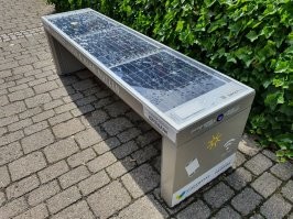 Полуумный дизайн: скамейка с встроенной солнечной батареей и USB портами. Не хватает провода, чтобы зарядить телефон. Обычно люди с собой провода не таскают. Поэтому крепкая 4 :)