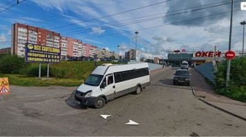 Вы оба не правы. Выше я выкладывал фото со спутника и там видно что это выезд со стоянки. "установлены знаки 5.5 "ДОРОГА с односторонним движением", если посмотреть на панораму, то увидим, что на перекрёстке установлен знак знак 3.1 «Въезд запрещен». Так что это выезд с парковки и дорогой он не является.