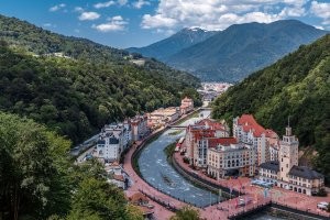 а у нас на побережье горные речки заковывают в узкий бетонный короб, русло засыпается и застраивается"

Ой, дурак... Пойму застраивают до уреза воды, по бокам русла ставят бетонные стенки, пойму засыпают и поднимают её уровень. 

Если ты такого не видел, ты или в глазки долбишься, или никогда на побережье не был. 

Вот тебе для примера роза хутор. Набережную подняли, пойму засыпали и застроили. Ну тут хоть цивильно, для впечатления иностранцев старались. 

Или Ялта - улица киевская, река быстрая. С 2 сторон набережная, ещё и низкие мостик перекинуты. Как пошла большая вода с гор, оказалось, ей нет места в русле.

Ладно, надоел...