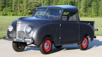 Усатое лицо? Так это же астон Мартин!