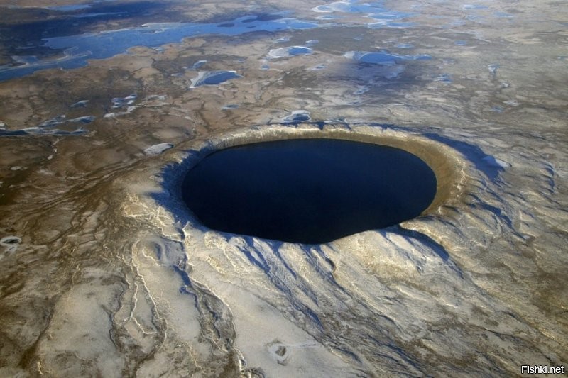 Если бы это был метеорит, то п краям кратера был бы т.н. метеоритный вал (см. фото). В данном случае вала нет (скорее наоборот, по последней фотке хорошо видно), озеро появилось в результате карстового провала