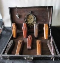 Всё новое - хорошо забытое старое.
Миниатюрные образцы гробов из дорожного чемодана представителя похоронного бюро, XIX век.