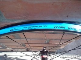 С какого завода? А если колесо собрал сам, а если старая резинка ушаталась, а если... и еще 100 "если".
Это лента для защиты камеры от проколов и протирания гайками спиц внутри обода. Так и называется "ободная лента" (флиппер).
PS. для защиты от проколов со стороны покрышки используют герметики - заливаются в камеру или в бескамерную покрышку.