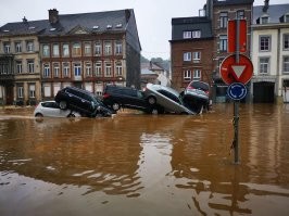 у нас все реально освежились , самое хреновое что теперь будет жара и все это будет вонять и гнить . Людей жалко , и погибли и потеряли все что могли , я вчера думал что машины потеряю но смог вывезти их , радость была не долгой , в сервисе сказали что скорей всего будут писать в страховку о том что машины не пригодны для езды в Европе ((((( сижу теперь и думаю