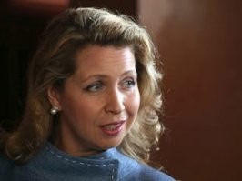 Наши царицы во все времена давали просратся этим загнивающим европеешкам

Бельгийские СМИ: Светлана Медведева возмутила Брюгге своими капризами и бестактностью

Пока президент России Дмитрий Медведев был в Брюсселе на саммите Евросоюза, его жена Светлана посетила с "туристическим" визитом живописный город Брюгге
Reuters
Пока президент России Дмитрий Медведев был в Брюсселе на саммите Евросоюза, его жена Светлана посетила с "туристическим" визитом живописный город Брюгге. По итогам бельгийская пресса разразилась возмущенными статьями, лейтмотивом которых стала такая фраза: "Первая леди России в один день поставила Брюгге с ног на голову и создала самое большое неудобство за годы".

С самого начала визит Медведевой поверг в напряжение местные власти, пишет De Standaard. В 15:40 ее ждали в ратуше для встречи с мэром Патриком Менартом. Была проведена тщательная подготовка, приняты беспрецедентные меры безопасности - в частности, охрана проверила все входы и выходы.

Однако в назначенное время супруга российского президента на красной ковровой дорожке для почетных гостей так и не появилась. Градоначальнику пришлось прождать ее целых два часа, возмущается издание. Более того, от русской делегации в ратуше услышали оскорбительное объяснение: дескать, Светлане Медведевой нужно было отдохнуть, а потом пообедать.

Позже, во время общения с мэром Брюгге, первая леди проявила крайнюю недипломатичность и даже невоспитанность. Менарт поздравил ее с победой России в конкурсе за право принимать чемпионат мира по футболу в 2018 году, на что она заявила: "Победитель получает все". Это звучало особенно бестактно, учитывая, что Бельгия была одной из соперниц России в этой гонке.

После ратуши супруга президента РФ направилась в одну из главных достопримечательностей Брюгге - часовню Святой Крови, где наблюдала за Рождественским представлением. Она желала непременно попасть туда за полминуты до полуночи, чтобы увидеть рождественские огни. Кроме того, по ее требованию из Антверпена привезли русского священника, сообщает новостной сайт KW.be.

По информации сайта, программу визита Медведевой, кроме посещения ратуши и часовни, держали в строжайшем секрете. Поэтому неудивительно, как приходилось нелегко тем магазинам, музеям и ресторанам, которых извещали непосредственно перед приездом первой леди России. Но и это было еще не самым серьезным беспокойством.

Бельгийцев потряс шопинг первой леди

Магазин кружев Rococo существует в Брюгге более 20 лет, но, пожалуй, впервые его сотрудникам пришлось так долго объясняться с клиентом. Прибыв туда, Медведева показала глазами на шарф в оконной витрине. "Но это эксклюзивное кружево XVIII века, уникальная и бесценная материя, - рассказала владелица магазина. - Я не могла продать его ни при каких обстоятельствах". Убеждать жену президента было тяжело. "Я понимаю", - наконец, сказала она, что принесло продавцам невыразимое облегчение.

Затем настал черед Choco-Story - Музея шоколада в Брюгге. Его персонал, как и мэр, потратил на ожидание высокой визитерши несколько часов. Особенно впечатлило сотрудников обилие телохранителей - их было целых 20, и вели они себя очень беспокойно. В музее Медведева купила джин и шоколадную помадку, и подарила в ответ русский шоколад.

Следующими "жертвами" капризов первой леди России стали бельгийские рестораны. Для Медведевой и ее окружения заказали стол на 20 персон в трехзвездочном Karmeliet. Но в итоге никто туда не явился, и администрацию об этом даже не предупредили. Как выяснилось, жена президента в последнюю минуту передумала и предпочла ресторан Duc de Bourgogne на берегу канала.

Этому заведению тоже пришлось несладко. Как рассказывает персонал, меню пришлось приносить шесть-семь раз. Медведева меняла заказы уже в процессе их приготовления, а иногда и после того, как еду приносили. А сопровождавшая ее охрана пожаловалась, что полотенца в туалете "не в порядке". Ни подобного поведения, ни таких замечаний в свой адрес администрация никогда раньше не видела и не слышала.

Лишь поздно вечером супруга российского президента вернулась обратно в Hilton Hotel в Брюсселе. Она наверняка даже не знает, чего стоил ее визит одному из самых красивых городов Европы, заключает пресса.