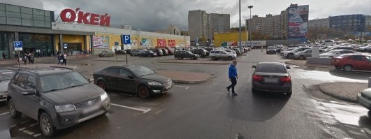 Прочитал внимательно твоё сообщение и обдумал смысл его - ты утверждаешь, что если знак "Дорога с односторонним движением" находится на территории, то это не доказывает наличие дороги. А я тебе говорю разберись с терминами. Дорога это термин, парковка тоже термин - рег выезжает из парковки на дорогу.
Но давайте будем честными - знак 5.5 стоит не в зоне конфликта и к делу не относится. Ты не в теме, я не в теме, все кто уповают на знак 5.5 не в теме. Но термин парковка в теме и рег выезжает из обустроенной парковки (парковка выделена конструктивно и границы очевидны).
Выезжающие пропускают едущих - таков смысл ПДД 8.3. Не дорога ключевое слово, а действие самого выезда из территории на что либо другое.