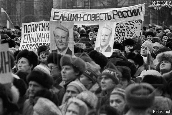 толпа советских граждан еще не знает, как их кумир-алкаш кинет их и оставит без Родины!