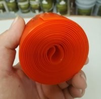 Не совсем от проколов. Она защищает камеру, что бы её не протёрли гайки от спиц, которые внутри обода ставятся.