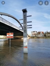 По большому счету вся Германия это не одна большая гора, чтоб построить  на вершине, а горы, чередующиеся с горами....... и реки. Мой город, например, полностью, куда ни плюнь, окружён горами.
Но зато очень красиво во время дождя. Тем более такое в отдельновзятому регионе раз в 50-100 лет. Всё равно что строить сейчас бункер, а вдруг нас поработят инопланетяне. 

Вот позавчера. (2 это показатели уровня воды и когда это было)