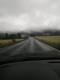 По большому счету вся Германия это не одна большая гора, чтоб построить  на вершине, а горы, чередующиеся с горами....... и реки. Мой город, например, полностью, куда ни плюнь, окружён горами.
Но зато очень красиво во время дождя. Тем более такое в отдельновзятому регионе раз в 50-100 лет. Всё равно что строить сейчас бункер, а вдруг нас поработят инопланетяне. 

Вот позавчера. (2 это показатели уровня воды и когда это было)