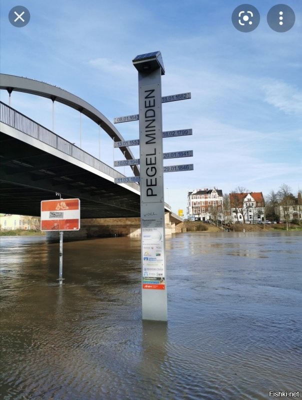 По большому счету вся Германия это не одна большая гора, чтоб построить  на вершине, а горы, чередующиеся с горами....... и реки. Мой город, например, полностью, куда ни плюнь, окружён горами.
Но зато очень красиво во время дождя. Тем более такое в отдельновзятому регионе раз в 50-100 лет. Всё равно что строить сейчас бункер, а вдруг нас поработят инопланетяне. 

Вот позавчера. (2 это показатели уровня воды и когда это было)
