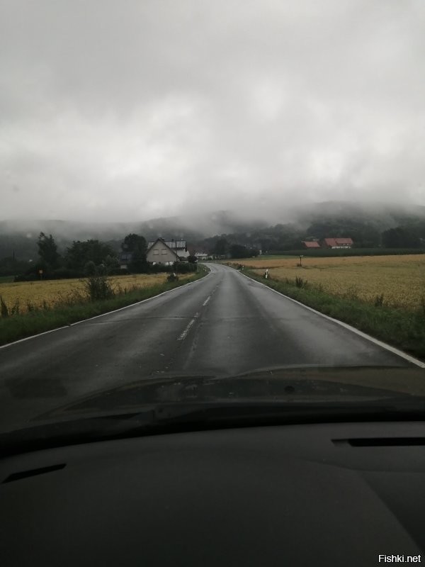 По большому счету вся Германия это не одна большая гора, чтоб построить  на вершине, а горы, чередующиеся с горами....... и реки. Мой город, например, полностью, куда ни плюнь, окружён горами.
Но зато очень красиво во время дождя. Тем более такое в отдельновзятому регионе раз в 50-100 лет. Всё равно что строить сейчас бункер, а вдруг нас поработят инопланетяне. 

Вот позавчера. (2 это показатели уровня воды и когда это было)