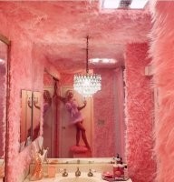 "Выглядит как розовая плесень" ....  Может и не выглядит, но скоро всё в ней будет. Это же сколько влаги весь этот пылесборник будет впитывать и задерживать после каждого принятия душа...