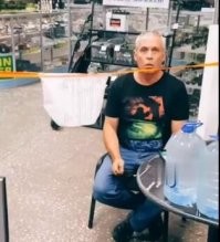 А это ещё до жены он у автора причёску увидел?