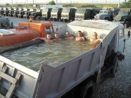 Ох уж эти русские: в сети показали идеальный   "бассейномобиль"