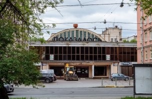 Это здание заброшенного "Невского рынка", на котором действительно написали черной краской "показалось"