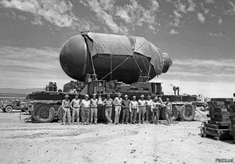 16 июля 1945 года произошло первое успешное испытание ядерного оружия. А именно в штате Нью-Мексико (США) на полигоне Аламогордо в рамках Манхэттенского проекта была взорвана плутониевая бомба, получившая название «Штучка». Саму операцию вдохновленные стихами Джона Донна ученые окрестили как испытание «Тринити». Взрыв бомбы равнялся 21 килотонне тротила. Именно успешное проведение этой операции ознаменовало начало ядерной эпохи.