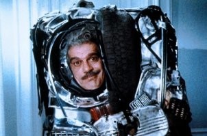 Зажало? Хорошо - надо было вместе с машиной выбросить. Пассажиров извлечь, а гонщика на раборку вместе с обломками.
Или сразу ...