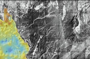 Ученые обнаружили под песками Сахары следы одной из наиболее крупных в мире речных систем. Она функционировала еще 5 000 лет назад.
   Геологам давно известно, что вдоль побережья Западной Африки, где сейчас раскинулась пустыня Сахара, сконцентрирована большая масса речных наносов. Однако сейчас в этом регионе нет никаких рек – ни пересохших, ни тем более действующих. Авторы статьи предположили, что речные русла были засыпаны песком, и попытались отыскать их с помощью спутниковых радаров.
   В результате ученым удалось выявить речное палеорусло длиной 520 километров, впадающее в океан между мысами Кап-Блан и Тимирис. Оно относится к речной системе Таманрассет, которая когда-то располагалась в Сахаре. По площади своего бассейна Таманрассет находилась на 12-м месте в мире, оставляя позади индийскую реку Ганг.