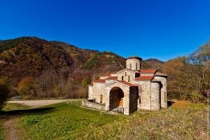 Нижний Архыз, Зеленчукский район Карачаево-Черкессии.  Ссылка на статью в Яндекс-дзен на группу древнейших храмов Нижнего Архыза.