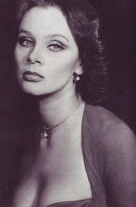 Женщина, бесспорно, очень красивая, но все эти растущие эпитеты "неземная, колдовская" и т.п. уже, честно говоря, достали. Ну и на вкус и цвет, как говорится, фломастеры разные. Мне больше Мишель Мерсье, Софи Лорен, Кароль Буке и Любовь Полищук нравятся.