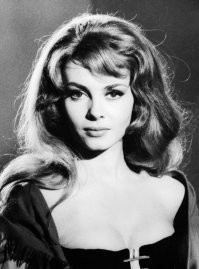 Женщина, бесспорно, очень красивая, но все эти растущие эпитеты "неземная, колдовская" и т.п. уже, честно говоря, достали. Ну и на вкус и цвет, как говорится, фломастеры разные. Мне больше Мишель Мерсье, Софи Лорен, Кароль Буке и Любовь Полищук нравятся.