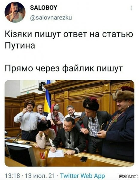 Не через "файлик", а через пакетик для документов (файлов по-английски).

Когда-то кто-то из малиновых пиждаков получил в руки документы со словами "Держи, файл".  (Англ. "file" – русское "документ". Имелось ввиду: "Держи документ". То, что он был в пластиковом пакете – некая форма удобства и приличия. У нас в СССР пакеты были бумажными. Это ща все орут, что это экология и пр. А в 90-е думали, что отсталость, и доки надо в пластике передавать, как на продвинутом загаженном Западе.)
Он подумал, что файл – это название такого специального пакета с дырочками для папки-скоросшивателя. И... понеслось.

Ну, мы же не малиновые, так?

Поэтому пакет – он и есть пакет. Не называйте его файлом. Это просто П А К Е Т И К  для документов. Можно пакет-скоросшиватель при официальной переписке. Пакет!
Не файл.