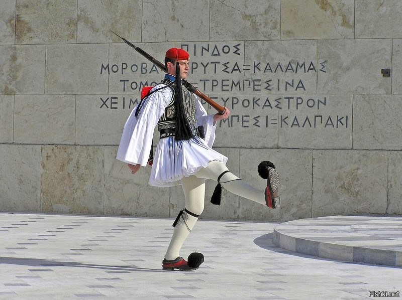 Вообще-то это греческий гвардеец-эвзон в парадной форме, которая, к слову, сохранилась и поныне. Выглядит забавно, но надо понимать, что перед нами не смешные дядьки в юбках, а элитный спецназ.
