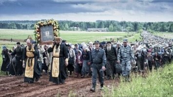 Сейчас намного лучше. Крестный ход - дело добровольное. Разминка на природе, свежий воздух, опять же, дело богоугодное.
