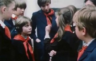 Алиса предсказывает пионерам их будущее. 
Простите! Не удержался.