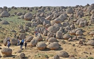 А вот долина шаров Мангыстау в Казахстане. Правда тут шарики побольше.