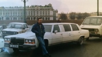 Номера московские, но на фото Питер, при чем номера еще советского образца, т.е. машину на учет ставили до 1993 года. Наверное один из первых лимузинов Cadillac Fleetwood Brougham попавших в Россию.