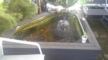 Ну, старую ванну пристроил, а что делать с сломанным холодильником? Не выбрасывать же.