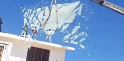 И у меня так было - пытался разломать прилавок (кто-то выкинул, очевидно из ювелирного магаза) верхнюю стеклянную часть, бил ногами, молотком - всё нипочём! А когда всё-таки оторвал одно стекло и нёс его в машину, рассыпалось в руках!