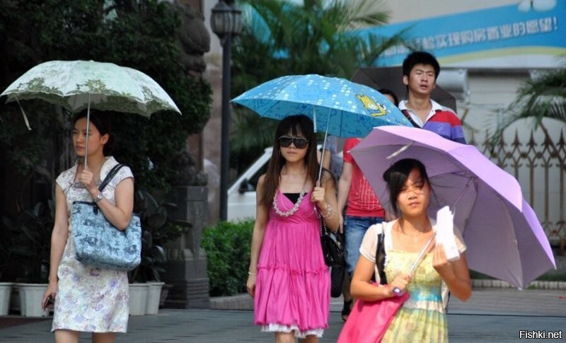 Возможно она китаянка, они постоянно от солнца зонты используют.