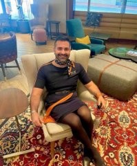 Толерантная американская авиакомпания "Jet Blue Airlines" наняла на работу стюардесс-мужчин
Прекрасное легкое платье, подчеркивающее фигуру, высокие каблуки, шеи ныи  платок и недельная щетина, - все  это создало прекрасныи  образ стюардессы Америки будущего.