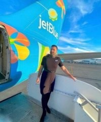 Толерантная американская авиакомпания "Jet Blue Airlines" наняла на работу стюардесс-мужчин
Прекрасное легкое платье, подчеркивающее фигуру, высокие каблуки, шеи ныи  платок и недельная щетина, - все  это создало прекрасныи  образ стюардессы Америки будущего.