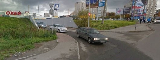 Торговый центр и парковка, которую я вижу с улицы Шмидта, это признак, что дорога идущая от туда выезд из территорий. Но да, есть такие выезды, что и не поймёшь от куда он и что там. Как правило, и не видел иначе, там стоит "треугольник", который видишь, но со спины. И таких мест в городе много. И не только на выездах из территорий, но и на полноценных перекрёстках. Просто дафигишьче таких мест, думаешь помеха справа, а нет - у него треугольник стоит.