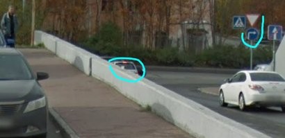 И с другой стороны. И обрати внимание, индюк, что посередине на выезде стоит, он же налево собирается поворачивать. Злачное место, там лучше не закупаться