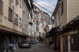 В Сочи целый район таких гаражей )))