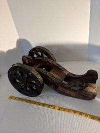 Не угадал. Если посмотреть на оригинал видны крепления для цапфы (круглые крепления по бокам ствола), но нет упора для бутылки. И сама форма лафета не под бутылку задумана. Возможно это часть старого будильника, делали такие - он утром стрелял.