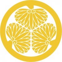 "5. Самурайский шлем, принадлежащий клану Мицудаина, около 1730 г."
Нет такого рода. Гугль вместо него упорно выдаёт ссылки на Мизулину.
На самом деле, этот парадный шлем был сделан для даймё одной из ветвей рода Мацудайра (к которому принадлежал и  Токугава Иэясу, первый сёгун эпохи Эдо). Об этом говорят родовые знаки (Мон) на крыльях шлема: