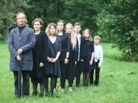 Ну не знаю... Анджелина Джоли и Брэд Питт: шесть детей .... Своих? Не зачали, не вытаскали ...  Может кто еще с приёмными.... 
Из наших знаю у Охлобыстина своих много..